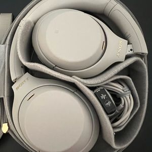 Sony headphones WH-1000XM4